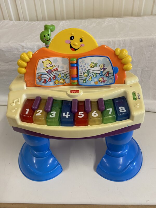 Spieltisch mit Piano